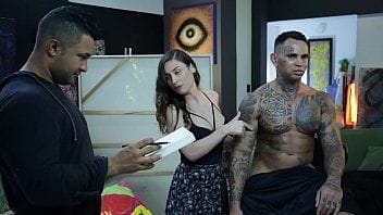 Loira gostosa fazendo sexo anal com pressão