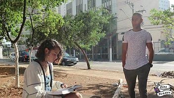 Fodedor mete rola toda na boceta molhada e rosada