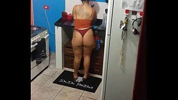 Casada safada liberando a buceta para o encanador