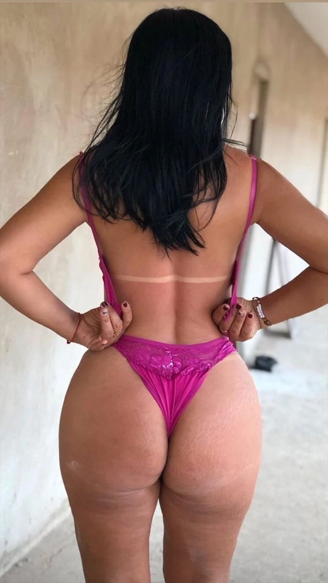 Ayla Costa exibindo seu corpo sexy