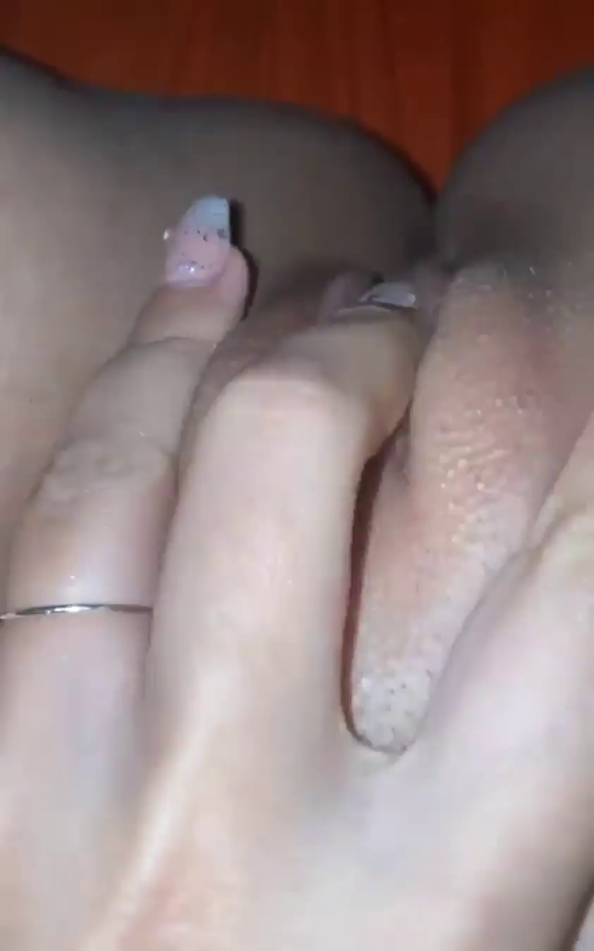 Amanda Utsumi alisando a buceta